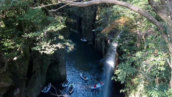 高千穂峡の真名井の滝と、峡谷を進む貸しボート