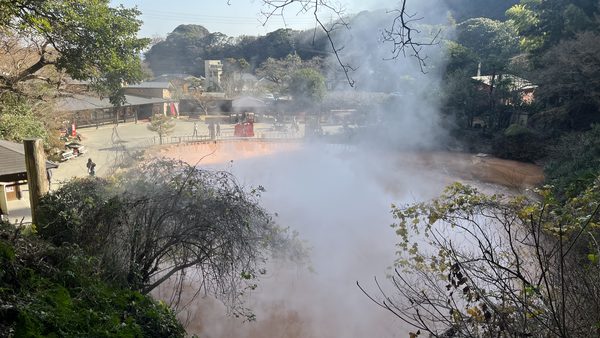 別府温泉・血の池地獄の赤い湯けむり