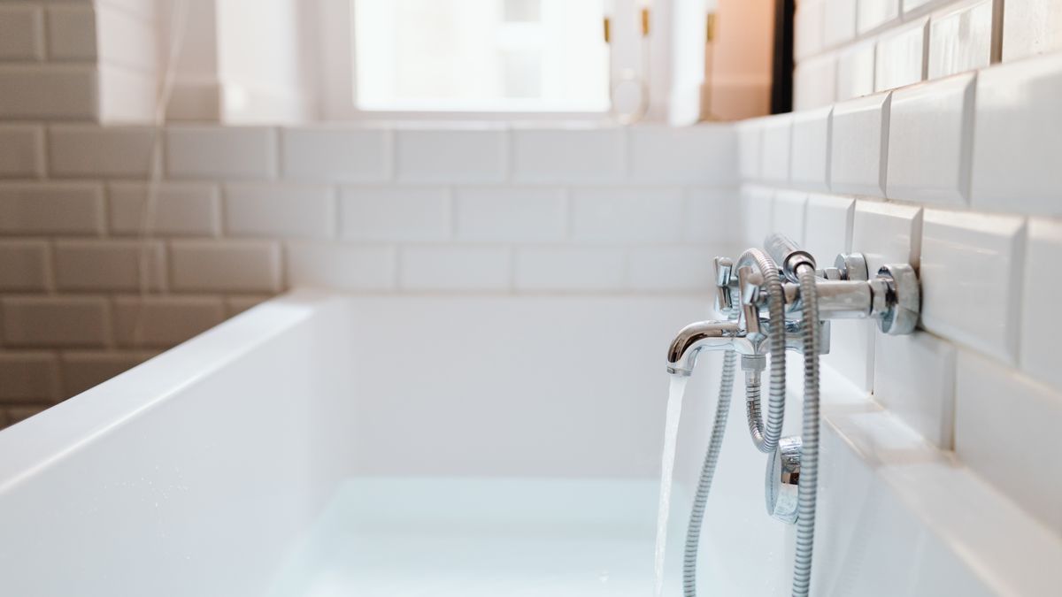 https://kaboompics.com/ / Pexels Stylish ceramic bathtub with modern stainless steel faucet in a sunlit bathroom.