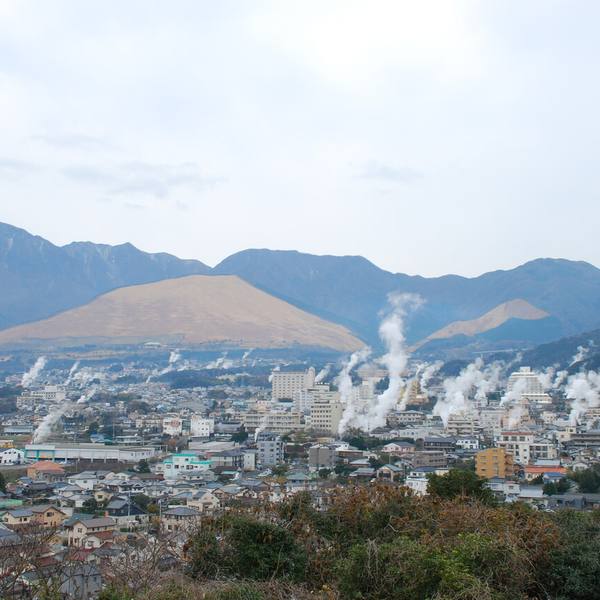 湯けむりの立つ道