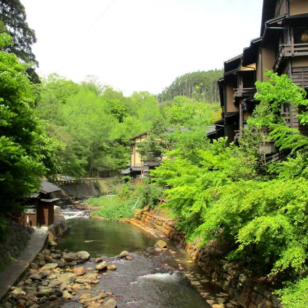 川沿いの温泉街