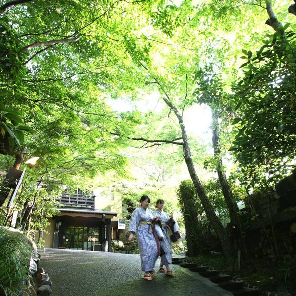 新緑の温泉街